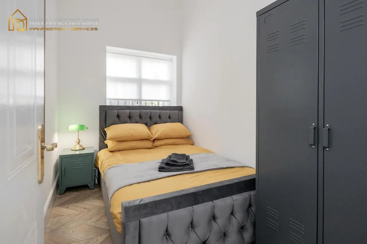 Apartment Entire 2 Bed Flat Plaistow,Canning Town Prime Location In London