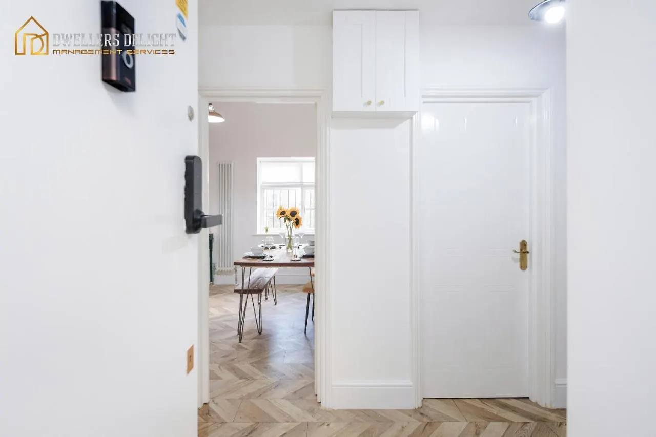 Entire 2 Bed Flat Plaistow,Canning Town Prime Location In London Apartment