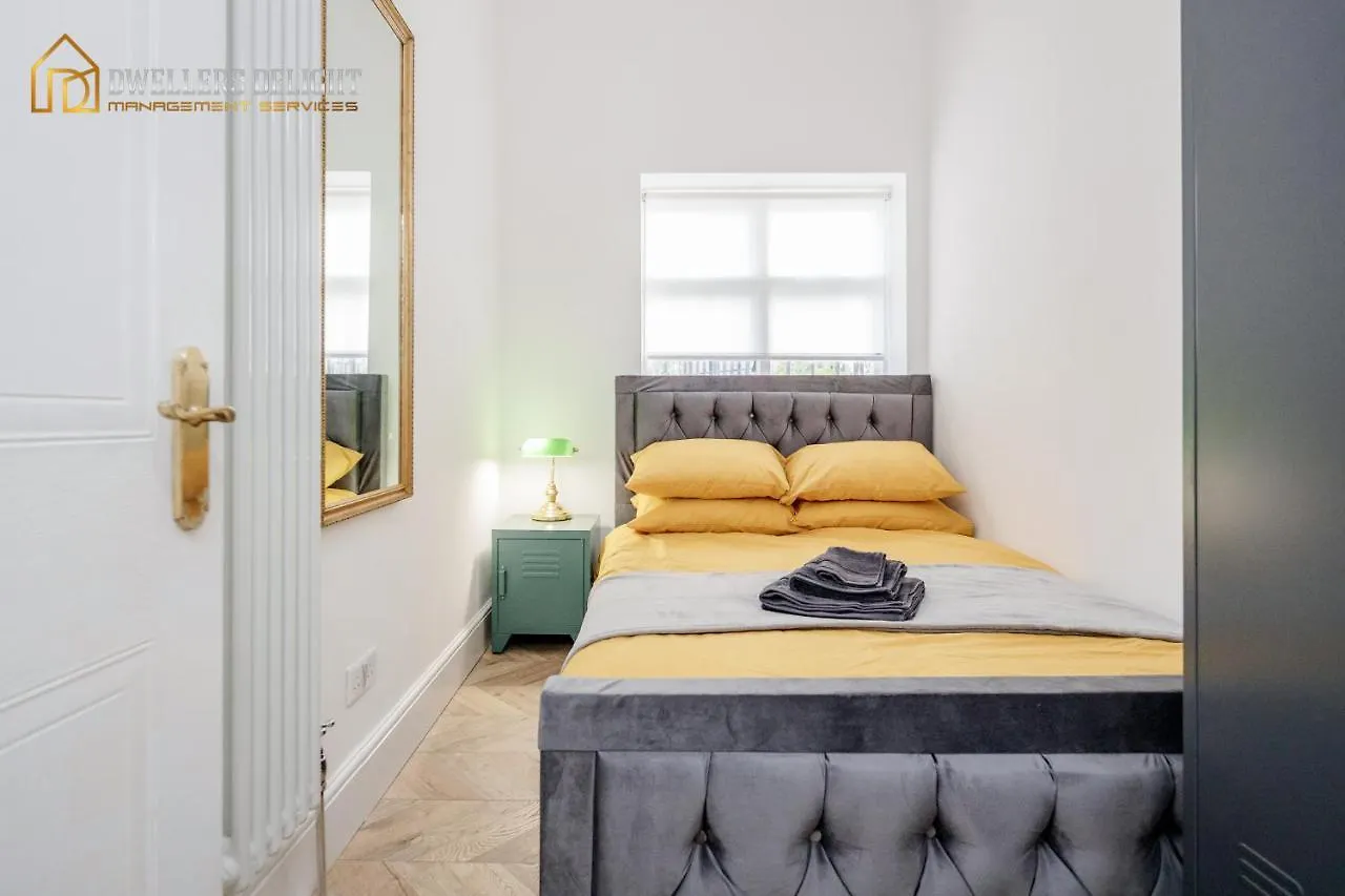 Entire 2 Bed Flat Plaistow,Canning Town Prime Location In London Apartment