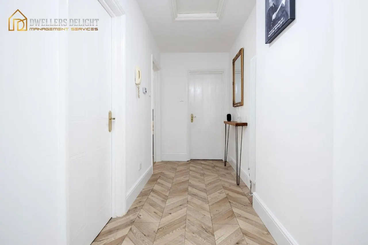 Entire 2 Bed Flat Plaistow,Canning Town Prime Location In London Apartment
